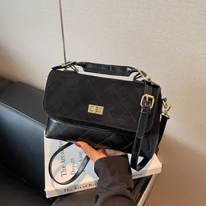 Borsa a tracolla trapuntata nera con chiusura a rotazione dorata e catena regolabile