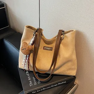 Große Kapazität Damen Wildleder Shopper Minimalistisch Lässig Schultertasche Mit Plüschbär Anhänger Mode Pendeln Handtasche