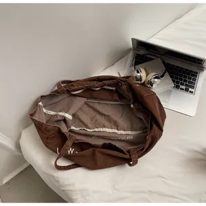Vue intérieure du cabas en toile marron avec poche zippée et design spacieux