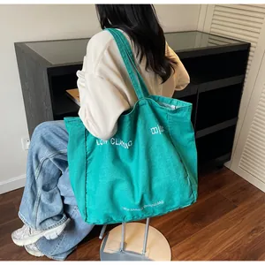 Détail du grand sac cabas en toile verte avec logo imprimé Low Classic de mode