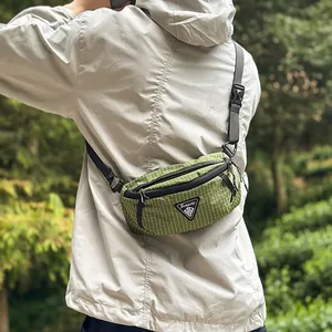 Olivgrüne Gitter-Umhängetasche mit taktischer Schnalle im Outdoor-Garten getragen
