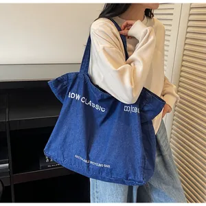 Détail du sac cabas en denim bleu avec imprimé écologique blanc LOW CLASSIC