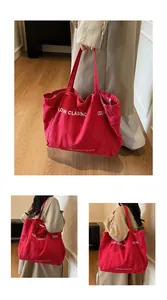 Détail du sac cabas en toile rouge avec logo Low Classic et lettrage écologique
