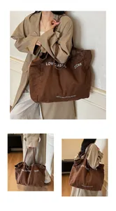 Détail du grand sac cabas marron en toile recyclée avec texte Low Classic blanc