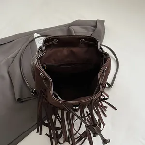 Sac à dos à franges marron foncé en daim texturé avec fermeture par cordon de serrage