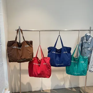 Sacs cabas en toile colorés avec imprimé Low Classic en marron, rouge, bleu et vert