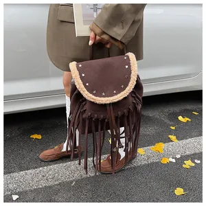 Vue détaillée du sac à dos marron en similicuir avec franges et clous étoilés en extérieur