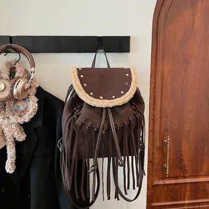 Sac à dos rétro en daim marron avec franges, rivets étoiles et bordure en peau d'agneau