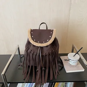 Sac à dos marron vintage avec franges, bordure en fausse fourrure et rivets étoiles