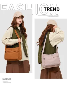 Gros plan de sacs à bandoulière en nylon imperméable marron et rose avec poches zippées