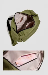 Detailansicht der Nylon-Tasche mit Reißverschlussfach und rosa Innenfutter