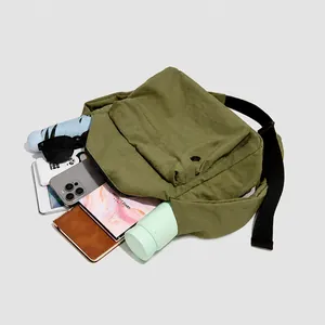 Detailansicht der geräumigen olivgrünen Nylontasche mit mehreren Fächern und viel Stauraum