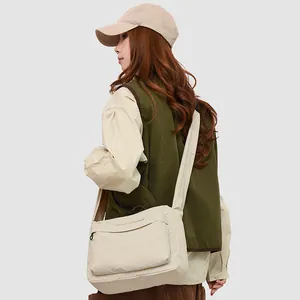 Sac bandoulière en nylon beige avec large sangle de style utilitaire japonais chic