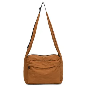 Sac bandoulière en nylon imperméable marron caramel avec sangle réglable