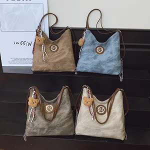 Sac hobo rétro en denim en quatre couleurs avec bandoulière cuir et breloque ourson