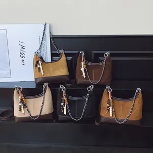 Borse hobo retrò in camoscio in cinque colori con catene e nappine di perline