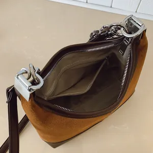 Borsa hobo in pelle scamosciata marrone con patchwork e catena d'argento dall'alto