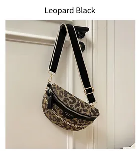 Detail der Brusttasche mit Leopardenmuster, Lederbesatz und goldenen Kettenelementen