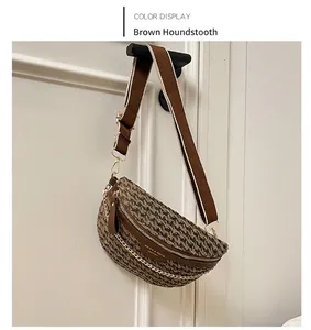 Detail der braunen Bauchtasche mit Hahnentrittmuster, Goldkette und breitem Gurt