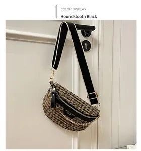 Detail der Crossbody-Tasche mit Hahnentrittmuster, Goldkette und breitem Schultergurt