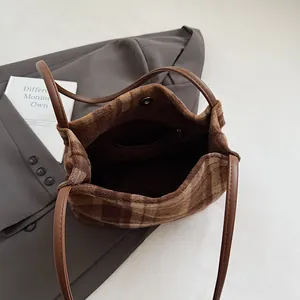 Borsa tote retrò a quadri in peluche con manici in pelle marrone e interno capiente