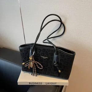 Sac Fourre-tout en Daim à Imprimé Léopard Vintage pour Femmes Sac à Épaule Élégant avec Pendentif de Raquette de Tennis et Clé