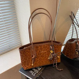 Sac cabas léopard rétro avec texture suédée et bandoulière sur un fond de style vintage
