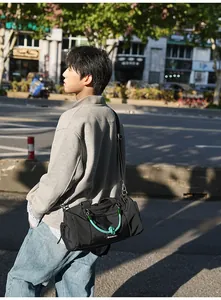Modische schwarze Sporttasche mit kontrastierenden minzgrünen Webgriffen für Outdoor-Reisen