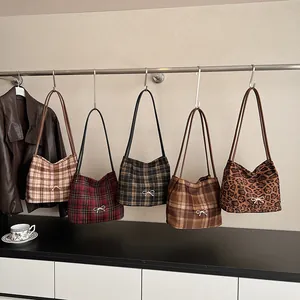Collezione di borse a tracolla retrò a quadri e leopardate con fiocchi in metallo