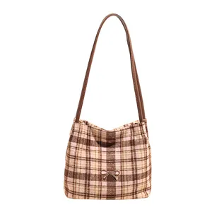 Borsa a spalla vintage a quadri da donna con trama intrecciata e fiocco dorato