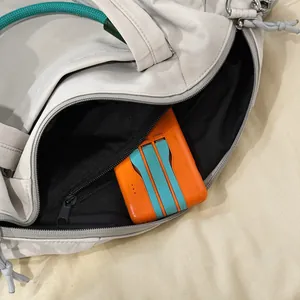 Minimalistische große Sporttasche aus Nylon mit Innenansicht des Stauraums