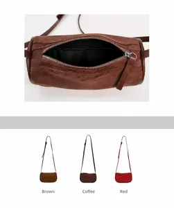 Dettagli della borsa a cilindro in camoscio nei colori marrone, caffè e rosso