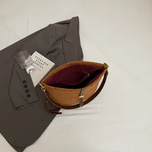 Borsa a secchiello minimalista in pelle scamosciata marrone con cinturino e vano interno