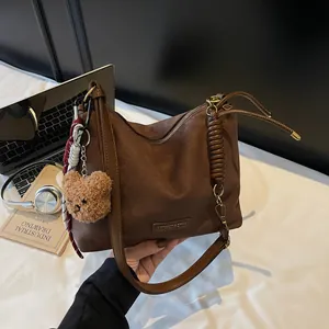 Sac Cabas Femme Rétro Grande Capacité Aspect Daim Cuir PU Sac à Épaule Sous le Bras Avec Pendentif Ours Sac Vintage