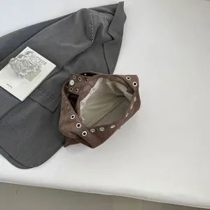 Borsa a spalla in camoscio marrone con occhielli metallici e grande capacità in stile retrò