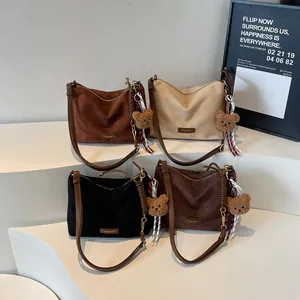 Sacs cabas vintage minimalistes en quatre couleurs avec breloques d'ours et fini suède
