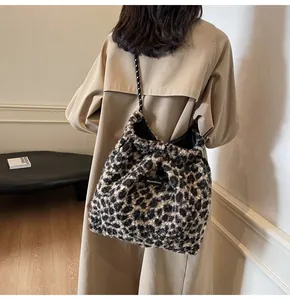 Détail du grand sac cabas en peluche léopard avec étiquette de marque et anses cordes
