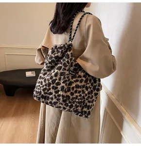 Détail du sac cabas en peluche léopard avec des anses en corde tressée et texture douce