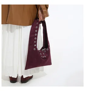 Dettaglio della borsa tote in pelle smerigliata viola scuro con occhielli in argento