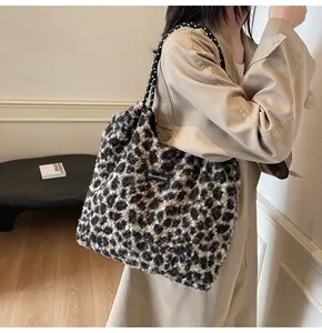Détail du sac cabas en peluche léopard avec anses en corde tressée et étiquette