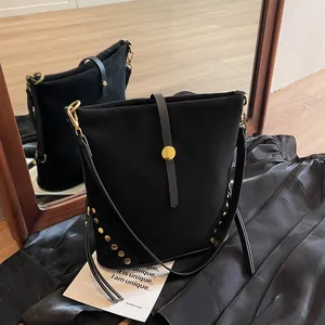 Borsa a Secchiello da Donna in Pelle PU Opaca Con Stampa Leopardata Rivetti Serratura in Metallo Borsa a Tracolla Casual Moda