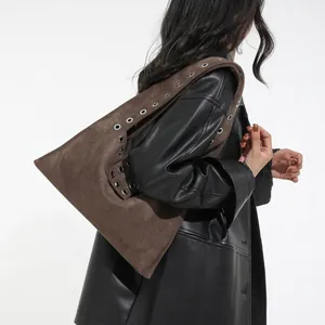 Grande borsa tote in pelle scamosciata marrone scuro con occhielli in metallo