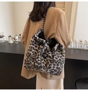 Détail du sac cabas en peluche léopard avec poignées en corde et fermeture magnétique