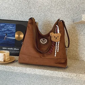 Γυναικεία Τσάντα Tote Μεγάλης Χωρητικότητας από Δέρμα PU Με Αίσθηση Σουέτ Τσάντα Ώμου Με Μενταγιόν Αρκουδάκι Μεταλλικό Λογότυπο M Ρυθμιζόμενο Ιμάντα