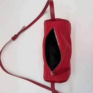 Borsa a cilindro minimalista in velluto a coste rosso con tracolla e cerniera argento