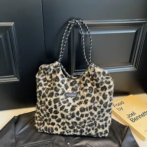 Sac cabas tendance en fausse fourrure léopard avec anses tressées et étiquette Moonshine