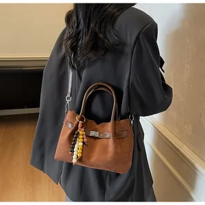 Bolso bandolera de ante marrón con cierre metálico vintage y cuentas de colores