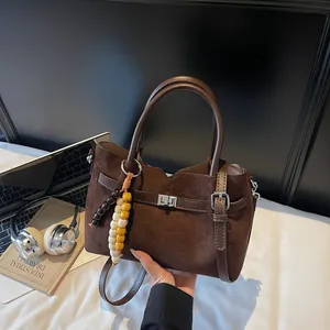 Bolso de Mano de Gamuza Vintage para Mujer Gran Capacidad Bolso de Hombro Elegante Con Cierre Giratorio de Metal y Colgante de Cuentas