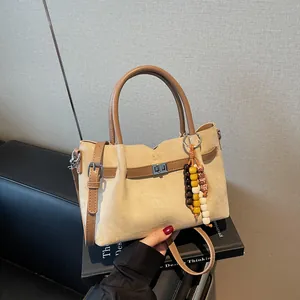 Bolso de mano de cuero texturizado albaricoque con asas marrones y colgante