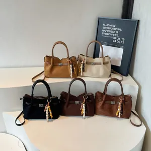 Bolsos bandolera de ante en cinco colores con borlas de cuentas y asas superiores